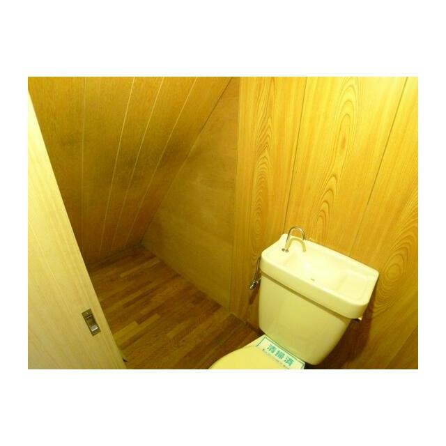 トイレにもちょっとした収納が。
