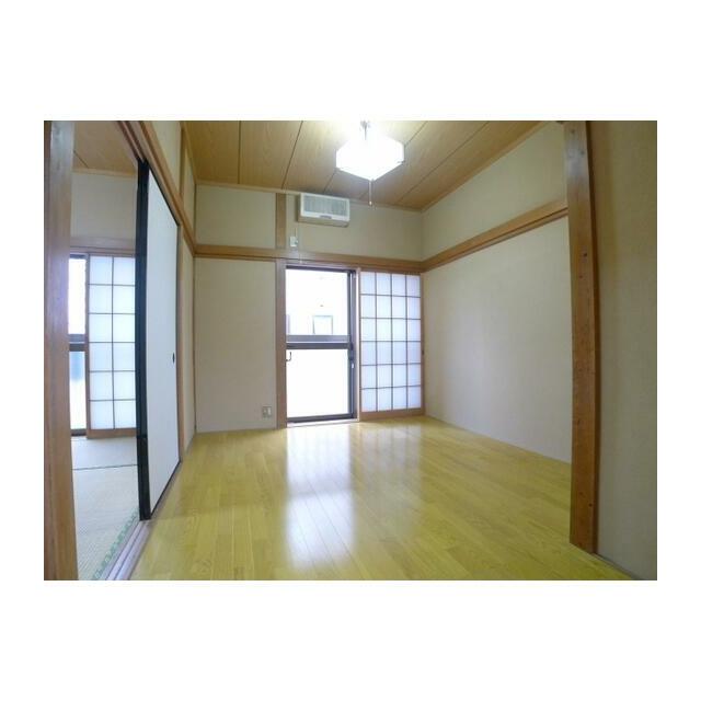 ベランダにつながる２階洋室。
