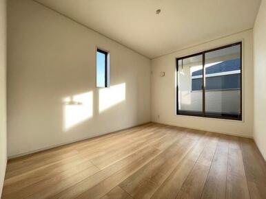 お部屋からバルコニーに出られるので、洗濯物や布団などをすぐ干せ取込みも楽にできます！