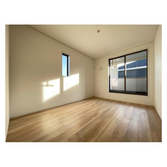 お部屋からバルコニーに出られるので、洗濯物や布団などをすぐ干せ取込みも楽にできます！