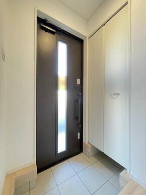 玄関を広く利用できるようシューズクローゼットを完備。ご家族みんなの靴をスッキリ収納できます！