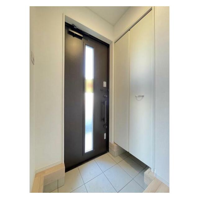 玄関を広く利用できるようシューズクローゼットを完備。ご家族みんなの靴をスッキリ収納できます！