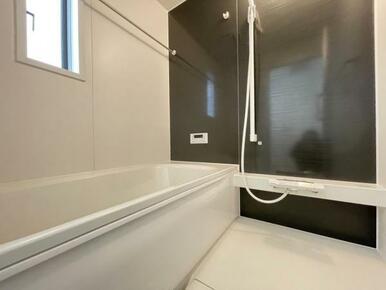 ゆったりと浸かれる1坪風呂を採用！1日の疲れを癒してくれる浴室は窓のある開放的な空間＾＾