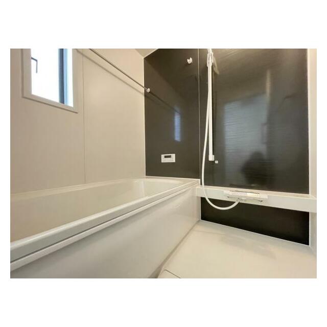 ゆったりと浸かれる1坪風呂を採用！1日の疲れを癒してくれる浴室は窓のある開放的な空間＾＾