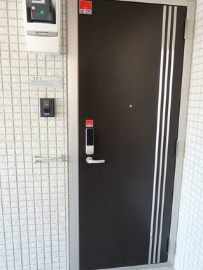 玄関はカードキーです
