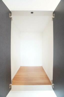 2階廊下収納があることで1階まで取りに行く必要がなくなります。
