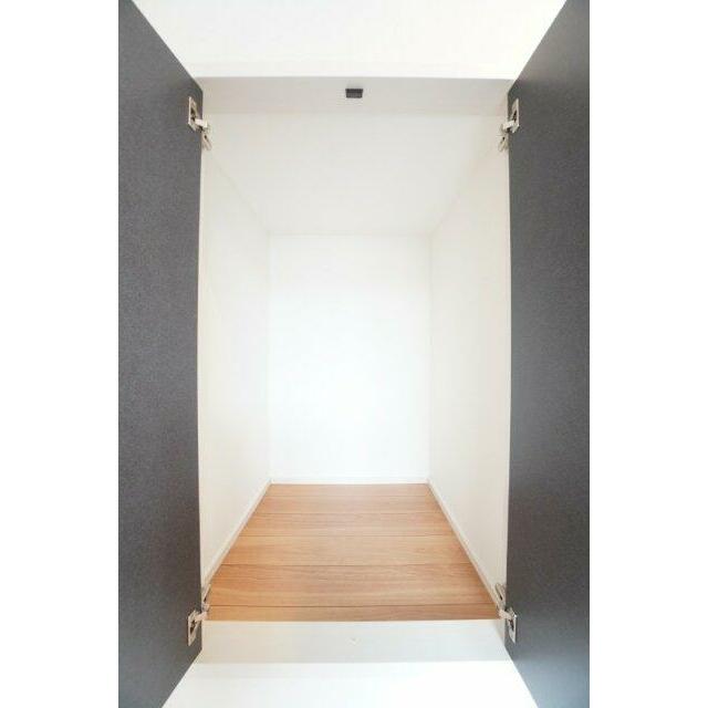 2階廊下収納があることで1階まで取りに行く必要がなくなります。
