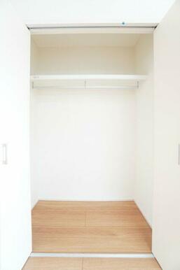 1階6帖洋室収納。物をしまう場所が確保できるため家の中が散らからず広々と快適に暮らすことができます。