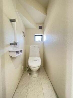 採光窓は臭い対策にもなって清潔な空間を保てます♪立ち上がりをサポートしてくれる手すりも完備！