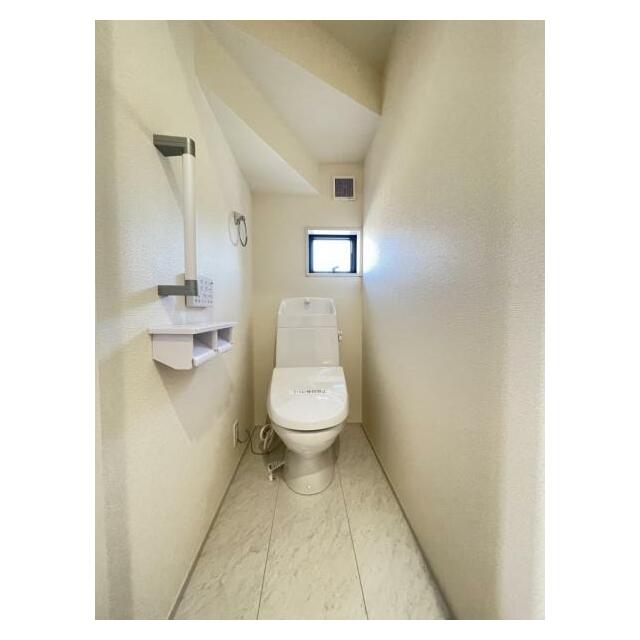 採光窓は臭い対策にもなって清潔な空間を保てます♪立ち上がりをサポートしてくれる手すりも完備！