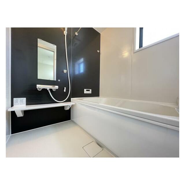 ゆったりと浸かれる1坪風呂を採用！1日の疲れを癒してくれる浴室は窓のある開放的な空間＾＾