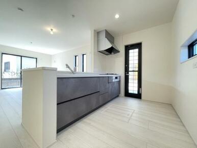 リビングの様子を見ながら家事ができるので小さなお子さまがいるご家庭も安心です＾＾