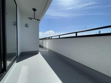 2部屋から行き来できる続きバルコニー！洗濯物や布団が干せる十分な広さです＾＾