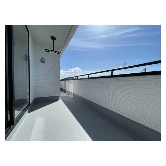 2部屋から行き来できる続きバルコニー！洗濯物や布団が干せる十分な広さです＾＾