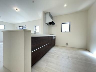 リビングの様子を見ながら家事ができるので小さなお子さまがいるご家庭も安心です＾＾