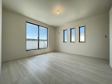 お部屋からバルコニーに出られるので洗濯物や布団などをすぐ干せ取込みも楽にできます！