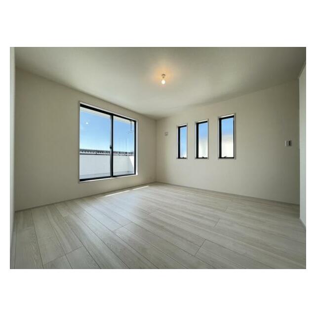 お部屋からバルコニーに出られるので洗濯物や布団などをすぐ干せ取込みも楽にできます！