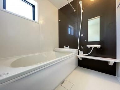 ゆったりと浸かれる1坪風呂を採用！1日の疲れを癒してくれる浴室は窓のある開放的な空間＾＾