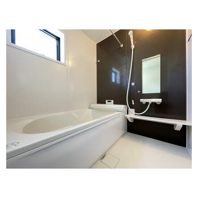 ゆったりと浸かれる1坪風呂を採用！1日の疲れを癒してくれる浴室は窓のある開放的な空間＾＾