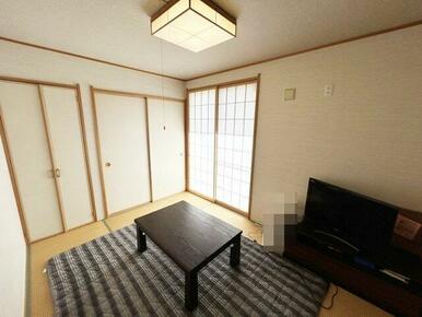 障子窓から柔らかな光の差し込む、落ち着きのある和室です