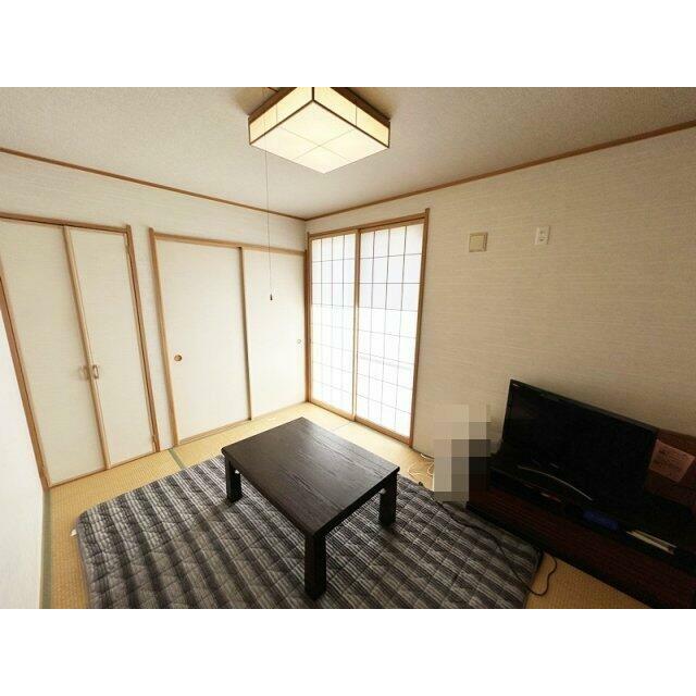 障子窓から柔らかな光の差し込む、落ち着きのある和室です
