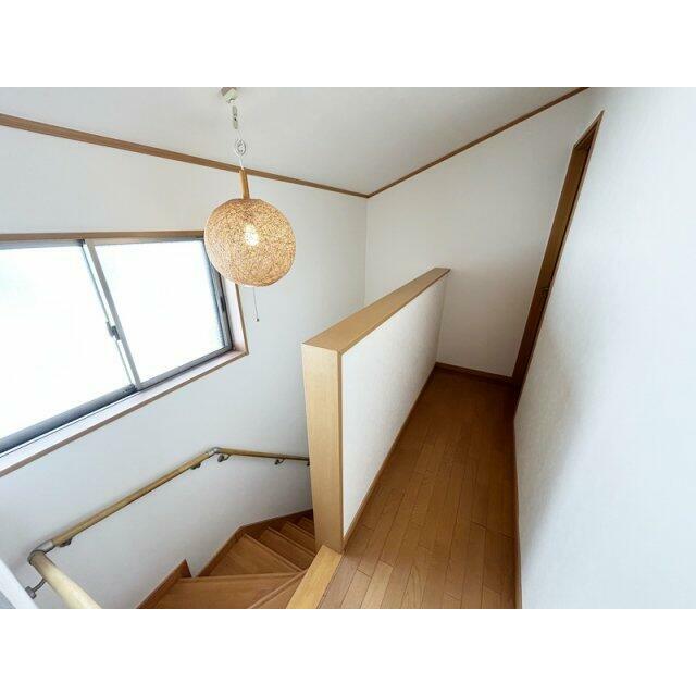 大きな窓と吹抜で、開放感のある階段ホールになっています