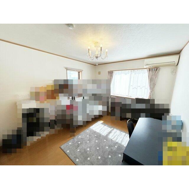 2面採光の明るい洋室です。南面は出窓になっています