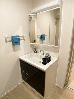 シャキッと一日を始める朝も素顔に戻る夜もこの洗面台から