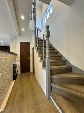 廊下階段ですが、リビングともつながっております。