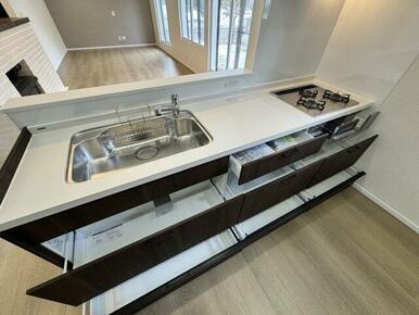 キッチン、レンジフード、コンロも新品です。