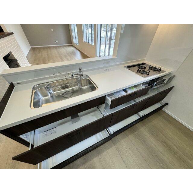 キッチン、レンジフード、コンロも新品です。