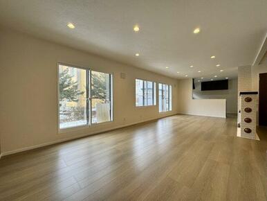 床はフローリング張替え済み。