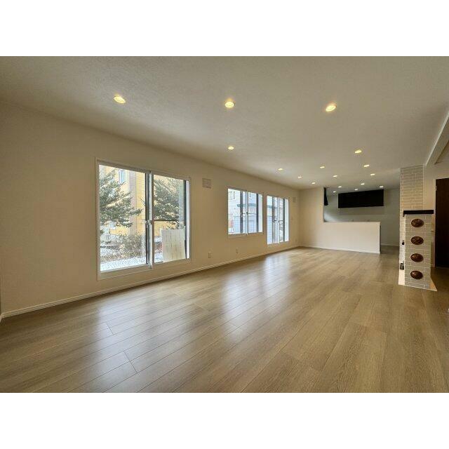 床はフローリング張替え済み。