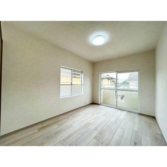 「２階南東洋室」南窓の２面採光で明るいお部屋です。
