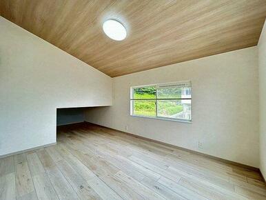「２階北洋室」隠し収納のある遊びのあるお部屋です。