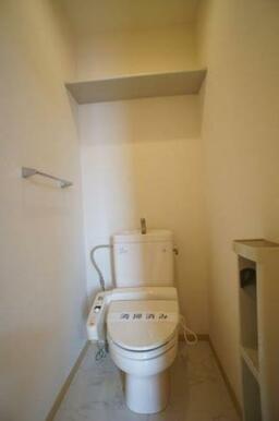 【トイレ】今や老若男女に必須アイテムの洗浄機能付暖房便座です！上部には空間を利用しトイレットペーパー