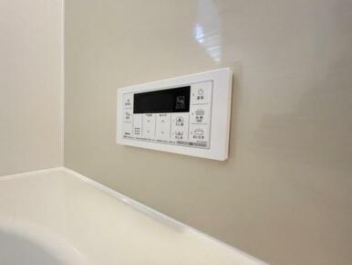 ボタンひとつでお湯張りや追い焚き、温度調整までしてくれる便利なオートバス機能付き！