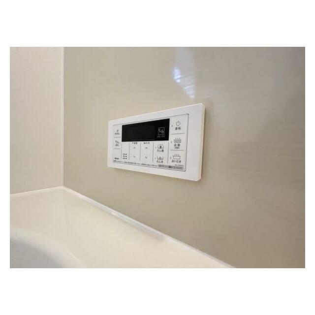 ボタンひとつでお湯張りや追い焚き、温度調整までしてくれる便利なオートバス機能付き！