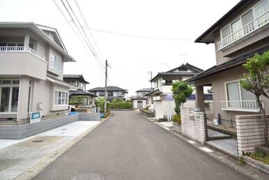 広々とした前面道路です。交通量が少ない為、運転が苦手な方、お子様がいらっしゃる方でも安心ですね♪