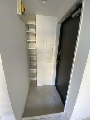 玄関にも収納ございます。