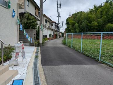 前面道路は幅員が狭い為、車種によって通行及び駐車が難しい場合があります