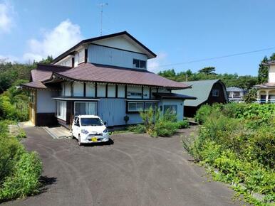 外観の様子。車は複数台とめられます。