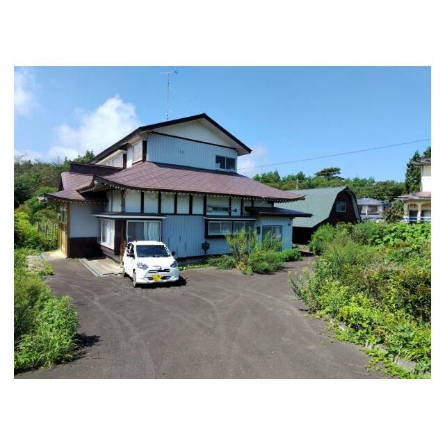 外観の様子。車は複数台とめられます。