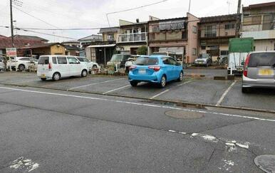 駐車場（水色の車の場所と右１台分、左２台分、合計４台分）★売買代金に含まれております