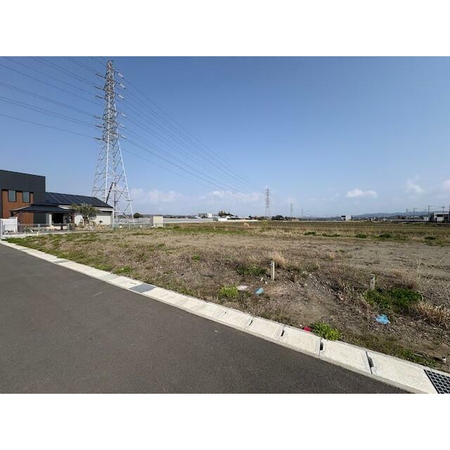 前面道路も広くすっきりとした土地なので車の取り回しも楽々♪