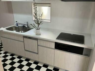 窓のある明るいキッチン、フラットで作業がしやすそう！