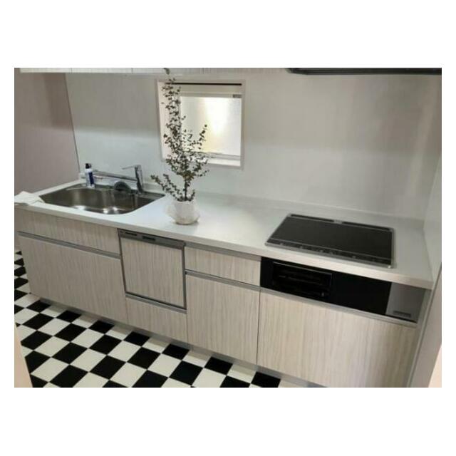 窓のある明るいキッチン、フラットで作業がしやすそう！