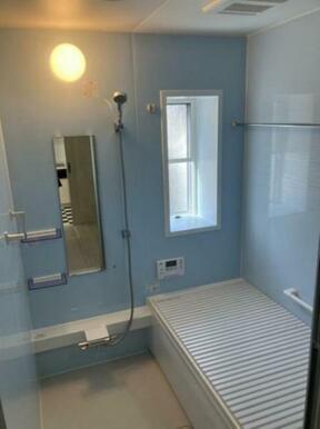 1日の疲れを癒してくれる浴室は、窓のある開放的な空間＾＾