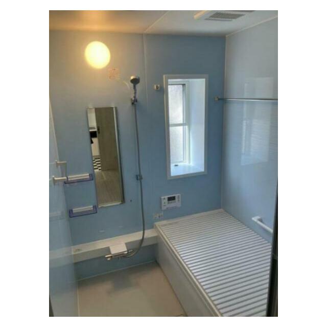 1日の疲れを癒してくれる浴室は、窓のある開放的な空間＾＾