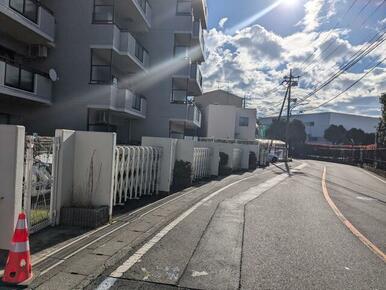 前面道路かそのまま駐車が可能です。